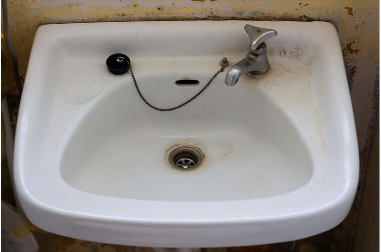 洗面台の黒ずみを取り除く方法