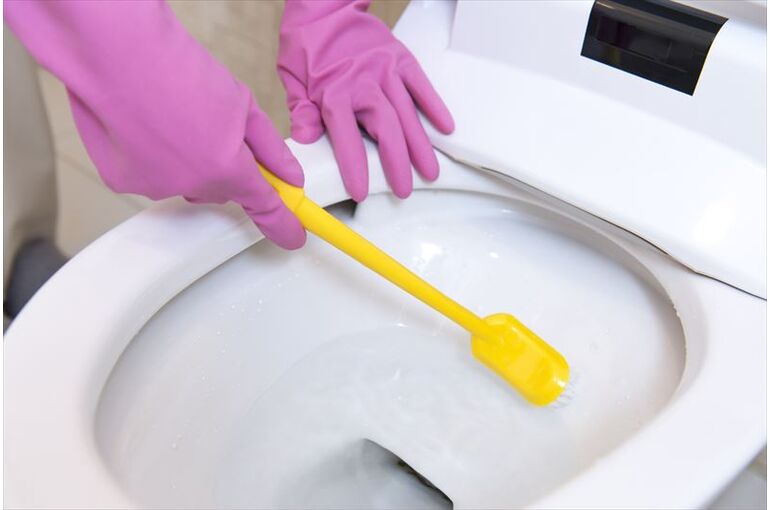 トイレ床の黒ずみ汚れを落とす方法について